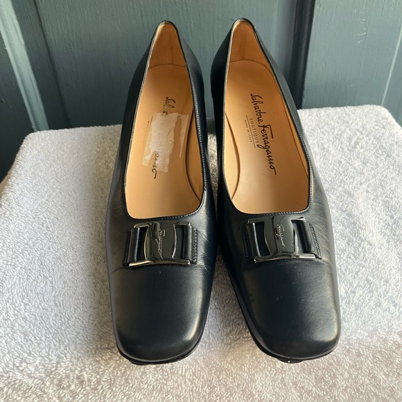 Salvatore Ferragamo Leather Bow Accents Pumps, Size 9 - Picture 2 of 5